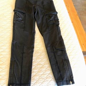 Lululemon size 6 yoga/workout pants